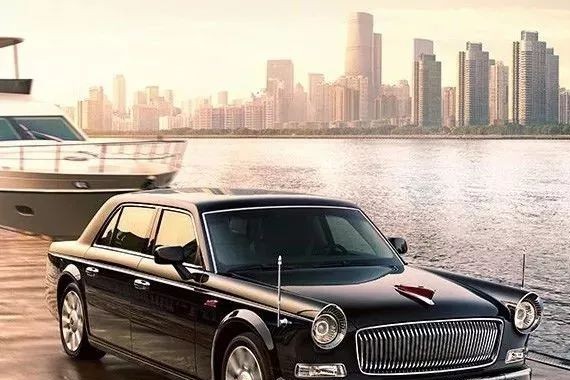 这台大红旗气场不输宾利，开上路回头率爆表，坐上它尊贵感爆棚！