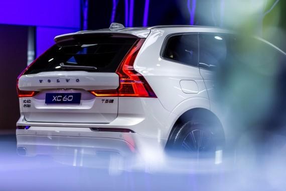 XC60和睿骋CC同步上市，关于价格吉利你怎么看？