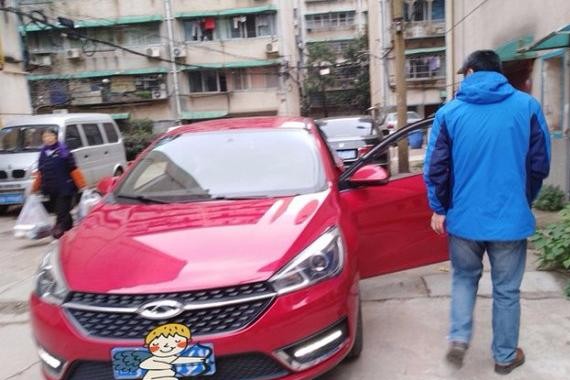 中年大叔喜提艾瑞泽5，儿子回来说：“爸你真会买车！”