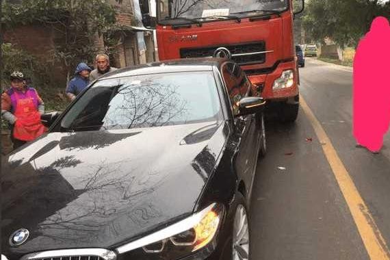 提新款5系被大货车追尾, 车主: 这换成日系车, 已经变成两厢车了