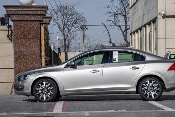 确实是一款豪华车，比奔驰宝马有格调，优惠达8万，和迈腾一个价