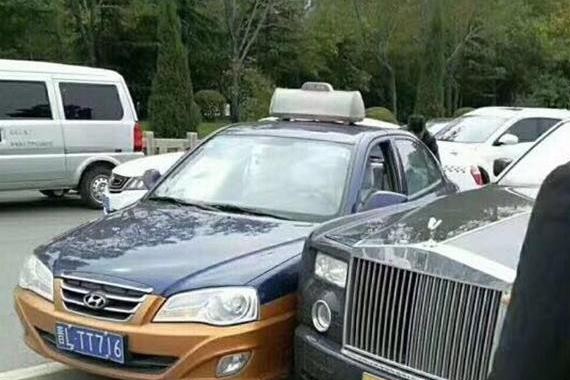 山西出租车变道剐蹭800万劳斯莱斯幻影，老挝车牌亮了