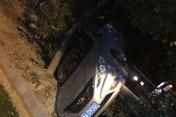 现代索纳塔8开滴滴转弯遭追尾 是因为树遮住了让停标志