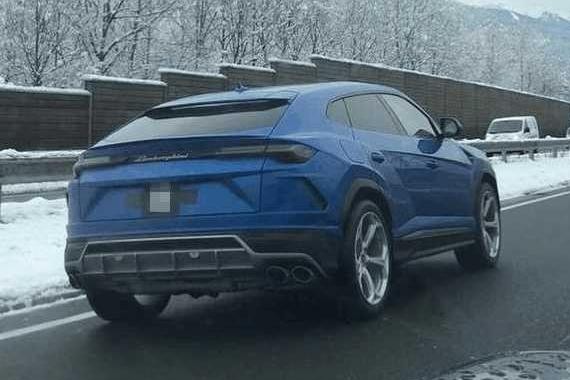 高速偶遇全球首台上牌的兰博基尼SUV, 网友: 众泰恐怕模仿不出来