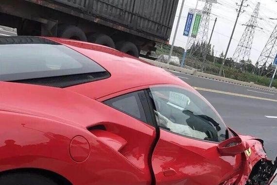 试驾面包车失误撞上法拉利488，百万豪车几乎沦为一堆废铁