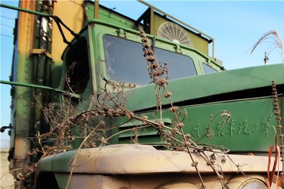 老一代汽车兵都驾驶过这种卡车，如今报废慢慢变成废铁