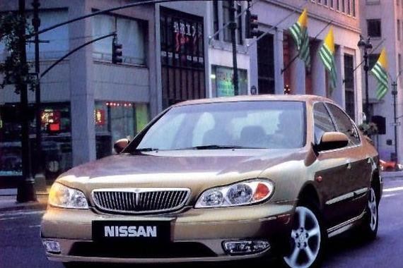 这款车2004年卖40万，如今3万没人要，却成了移动沙发！