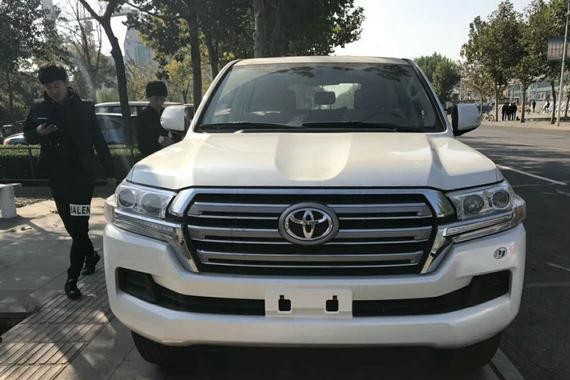 全新18款酷路泽4000登陆天津港现车实拍