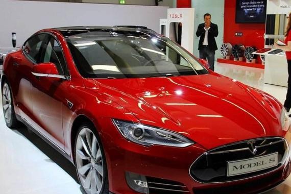 100万刚提的特斯拉，自动驾驶上路后直接撞毁，商家：跟我无关