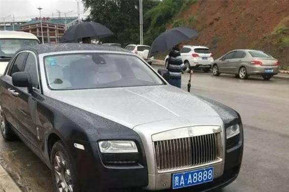 老干妈8888车牌挂劳斯莱斯上，700万的宾利该挂啥车牌？