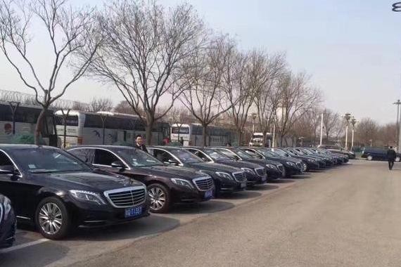 世界上最富有的人，出门带1500个随从！全北京的奔驰S级都被租空