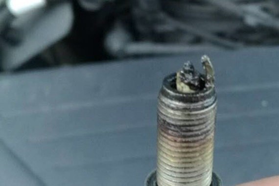 刚4万公里的宝马116i火花塞就烧蚀熔断了，锅到底该谁背？