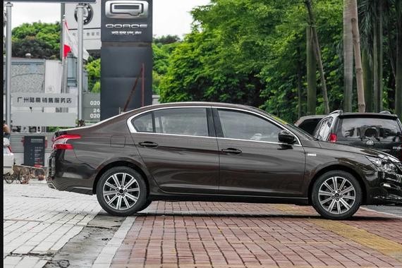 这车板悬，可跑起来比君越还稳，标配6气囊12万聪明人放弃速腾