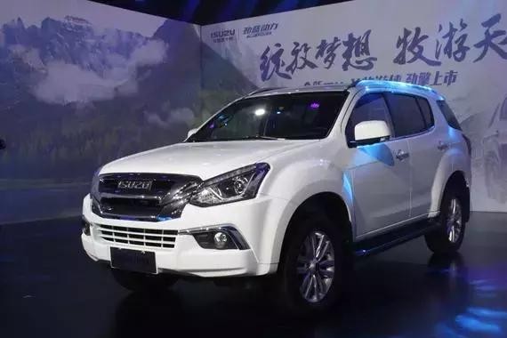 五十铃这款SUV 能当船开 深度过水 爬坡能力很彪悍