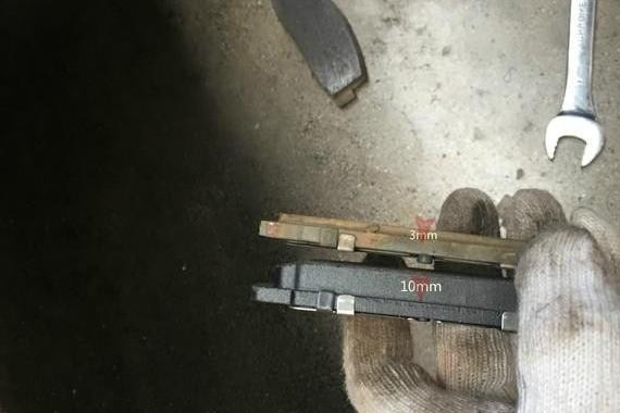 刹车片多久更换一次才安全？老司机看一眼就明白，别等出事才了解