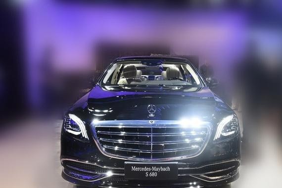 广州车展上专为中国市场打造的新一代奔驰迈巴赫s680配置参见
