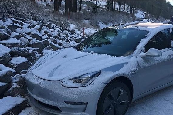 特斯拉Model 3第一起事故发生：山路雪天路滑，看着真心疼