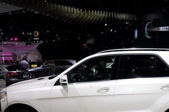 奔驰GLE搭载3.0T双涡轮引擎，超大车身，配置全景天窗！