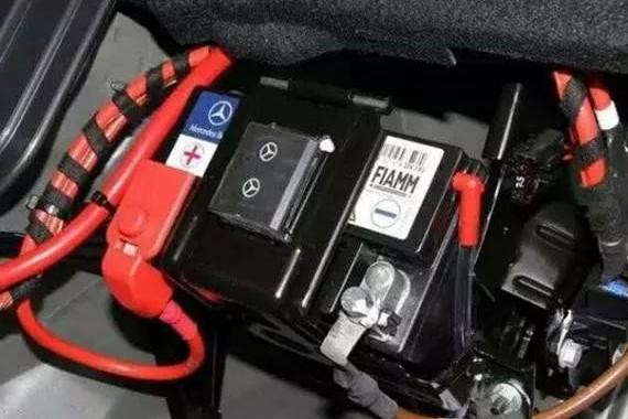 新车没开多久电池就坏了，老师傅看了，一句“活该”把车主说懵了