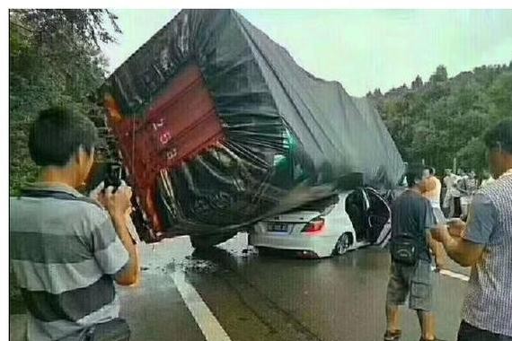 开这款国产车被大货车压扁，司机下车后庆幸自己当初的选择