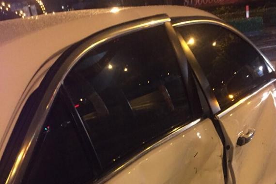 奔驰E撞到凯迪拉克，我以为凯迪拉克才受害者，却发现奔驰E更惨