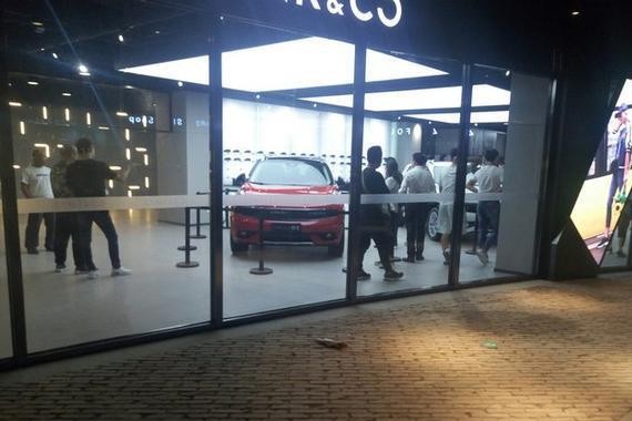 领克4S店正式开业啦！夜晚店内依旧火爆，12万起合资车怕了？