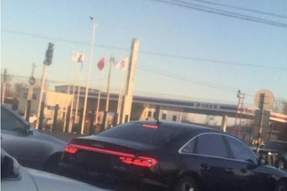 18款奥迪A8国内公路实拍，这个尾灯相当独特