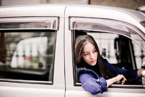 要注意安全 迪丽热巴的一组照片惊动了交警