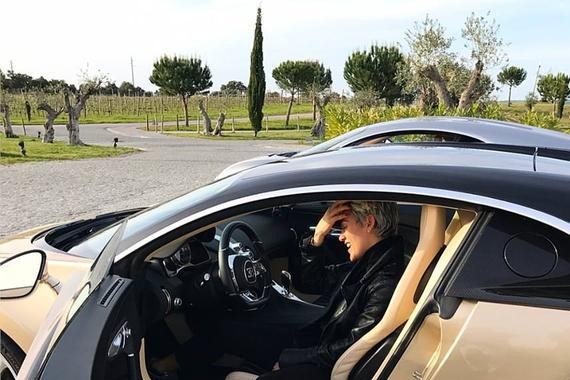 拥有柯尼塞克的女神土豪 最近看上布加迪Chiron了