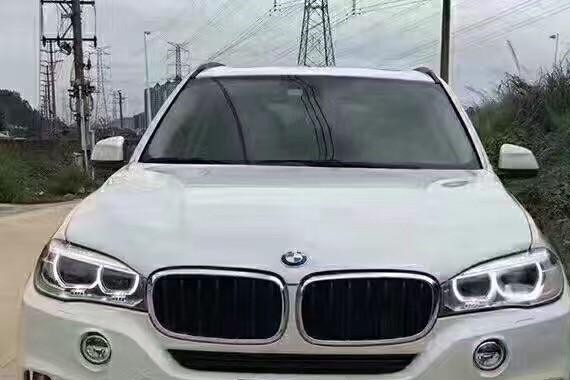 90后美女也爱豪车，美女三十万竟把宝马X5-3.5i开回家