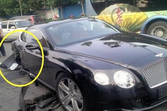 五菱宏光撞上无牌宾利，交警这判罚吓晕车主，群众直叫冤