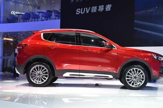 紧凑型SUV再添神车！配赛车式方向盘，扭曲式中控台，仅售8万