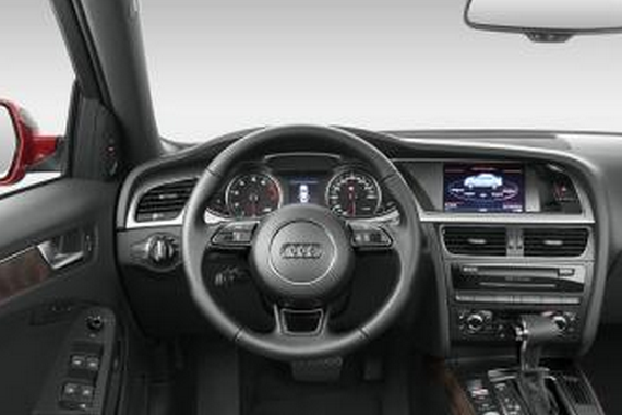 奥迪A4L这款车，设计鲜明，外观霸气，内饰豪华，值得入手