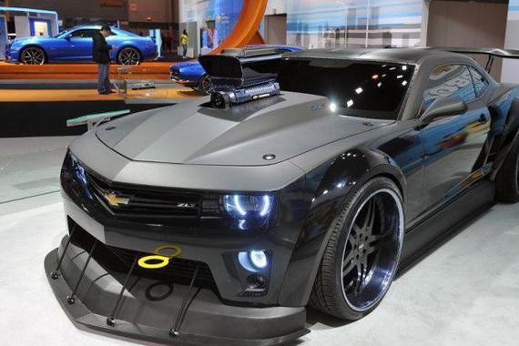 典型的美式暴力，推土机版跑车