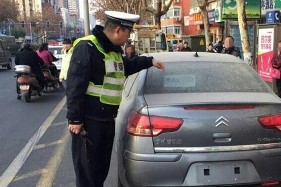 奇葩车主A4纸打印车牌，交警叔叔第一次见惊呆了！