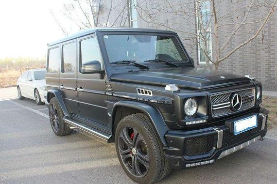 富二代同学买了一台奔驰越野车，我问路虎和它哪个好？他说没法比