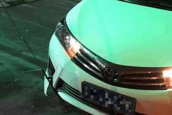 男子新提一辆丰田卡罗拉, 车头被钢丝切开, 车主: 这质量看不懂