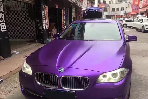 宝马525汽车车身改色电光紫贴膜效果图 唯美的紫色