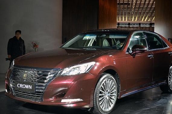 老了不中用！皇冠回光返照谋皇位，雷克萨斯ES却根本不屑？