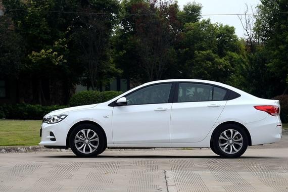 清新文艺男！比轩逸漂亮厚道，1.5L顶配仅10万，家用车也就它了