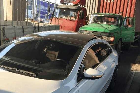 CC遭集装箱卡车追尾, 移车后, 车主: 这表现要比日系车好太多