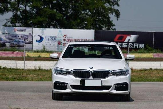 暴走的绅士宝马530i, 内饰和科技感爆棚, 却以性价比著称!