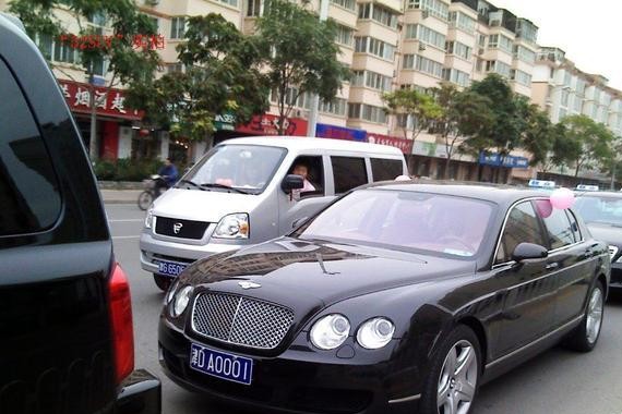 宾利豪车和保时捷相遇，互看车牌后，两位车主都很尴尬！