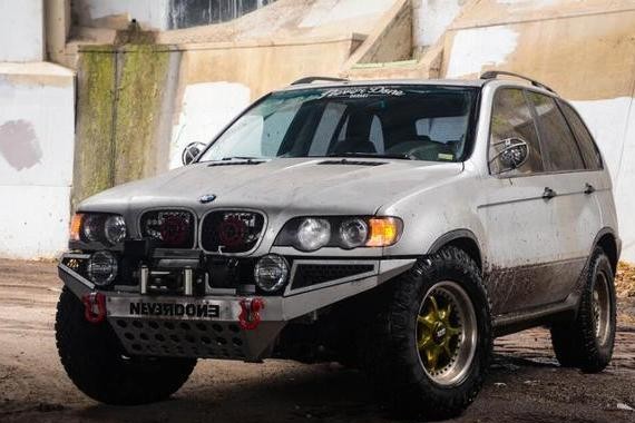 史上最牛的宝马X5越野改装，看一眼就知道不是善茬