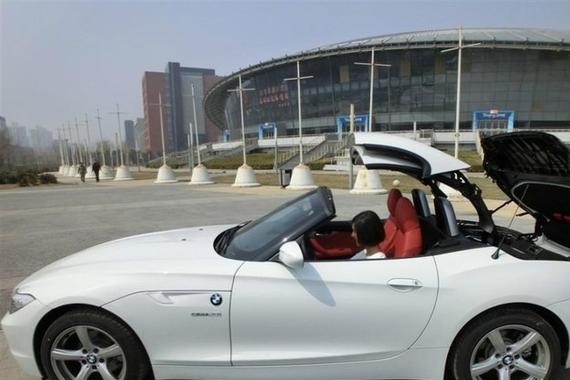 90后小MM53万提白色宝马Z4 敞篷跑车,兴奋的直流鼻涕