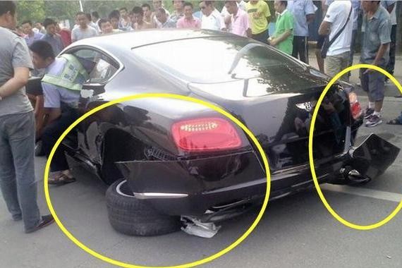 五菱宏光抢红灯怼上400万宾利车 网友：没牌就不该上路！