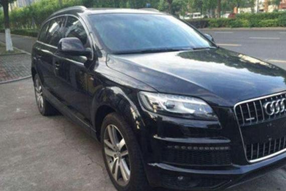 60岁老太怒砸90万豪车，车主一旁干看不敢说话，路人却呐喊助威！