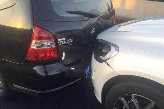 沃尔沃高速被俩日系车给夹了，挪车后都鼓掌了，质量没话说！