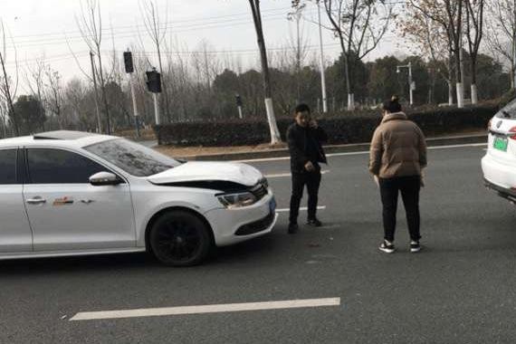 =速腾马路追尾比亚迪唐, 车主: 德系车和国产车已经开始有了差距