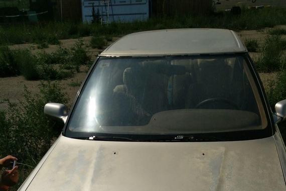 草里一辆报废车，没人看得懂车标，一打开车门配置不输当年迈巴赫